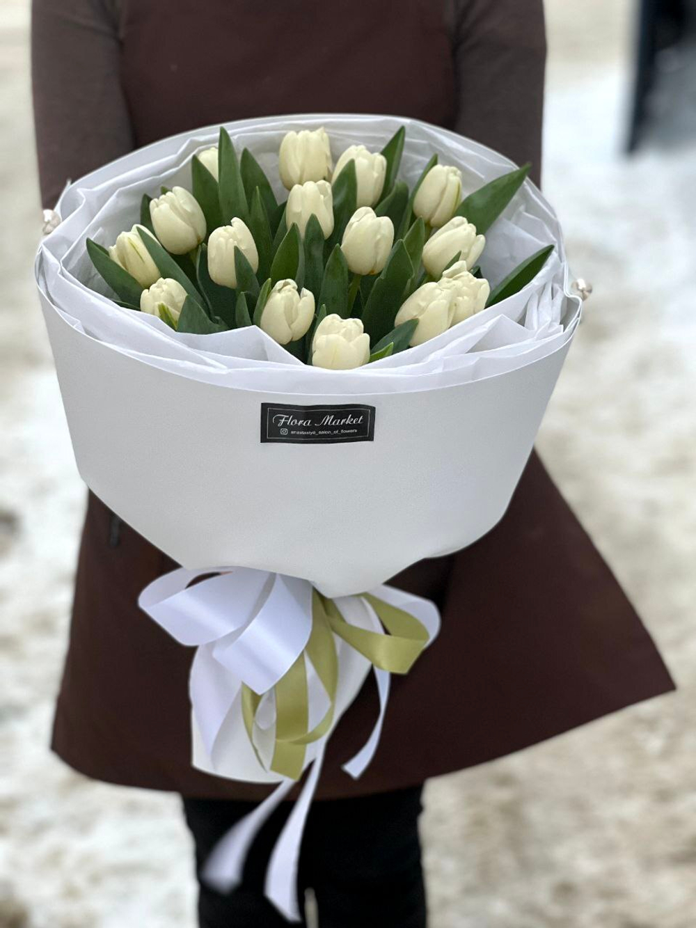 Белые тюльпаны в нежном оформлении от Флора Маркет