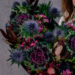 68. Элегантный темный букет с брассикой и эрингиумом