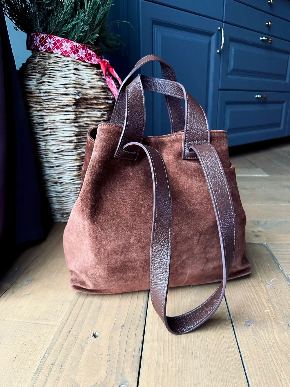 Женская сумка-шоппер из натуральной замши и кожи коричневого цвета