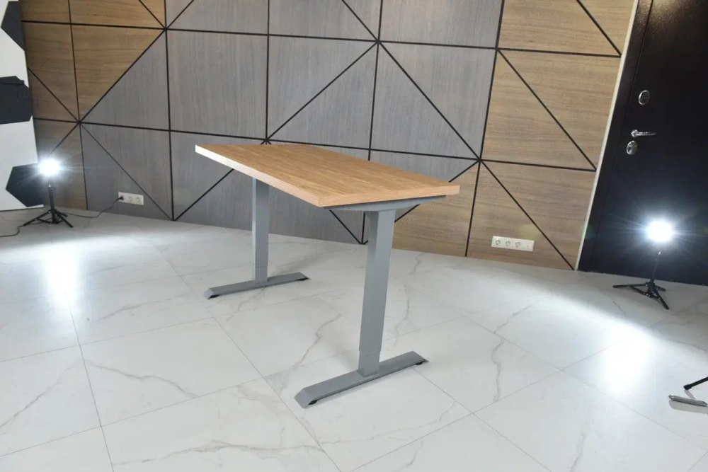 Регулируемый компьютерный стол Bazalt с регулировкой по высоте — столешница МДФ Дуб европейский