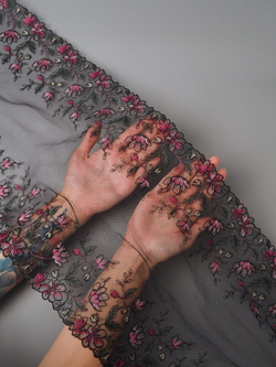 Вышивка на сетке черная с мультиколором неэластичная ширина 29 см