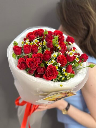 Букет из красных кустовых роз и матрикарий