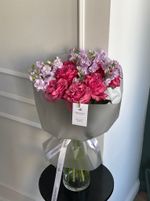 Букет из одноголовой кудрявой розы Кантри и кустовой ароматной маттиолы