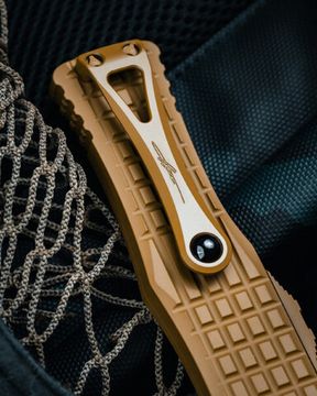 Нож Microtech Hera® Hellhound® - Frag Signature Series Cerakote RAL-8000 Standard (919-1FRCRAS)