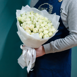 51 белая кенийская роза в оформлении