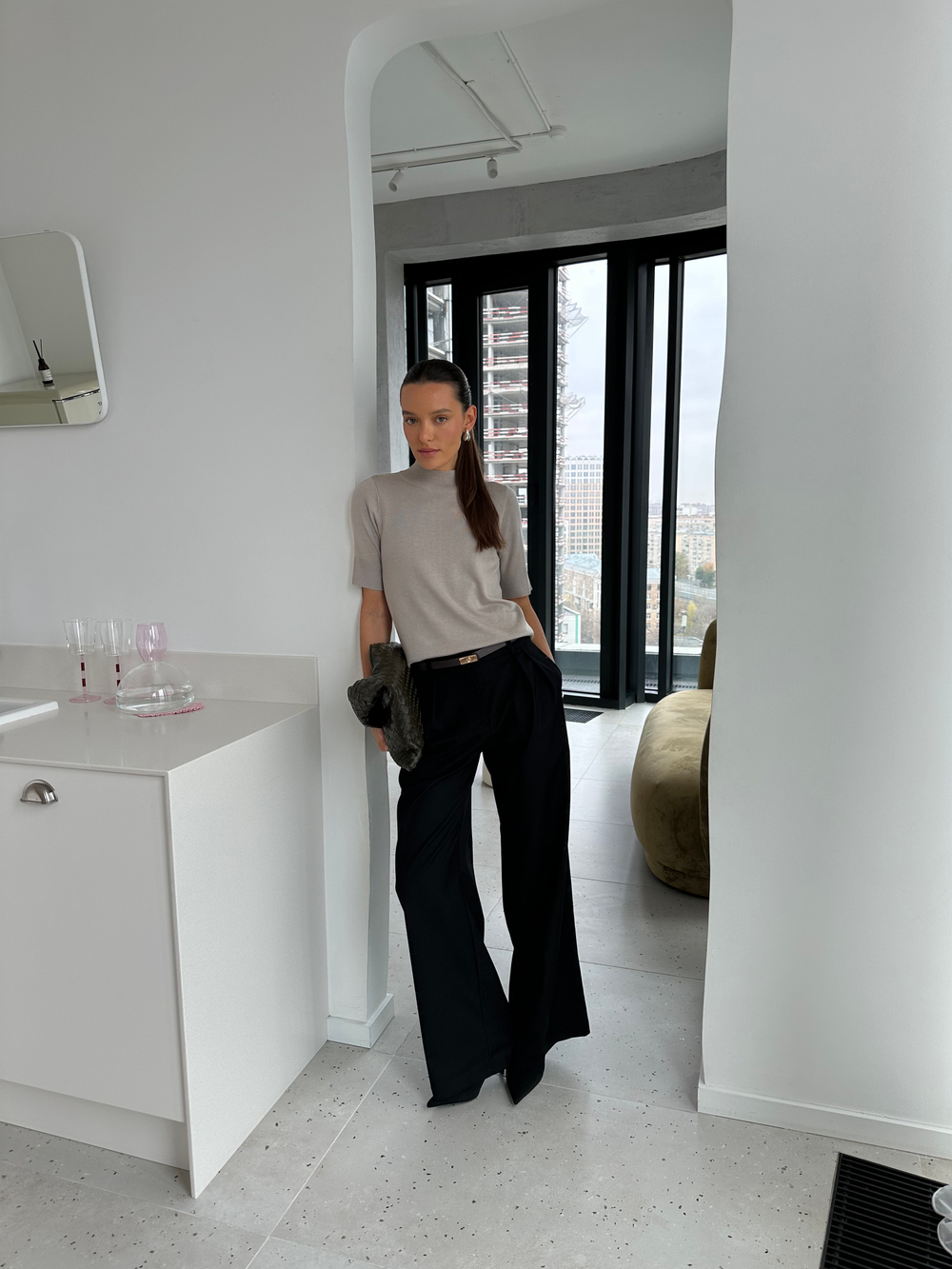 Джемпер из вискозы с шерстью с коротким рукавом серо-бежевый