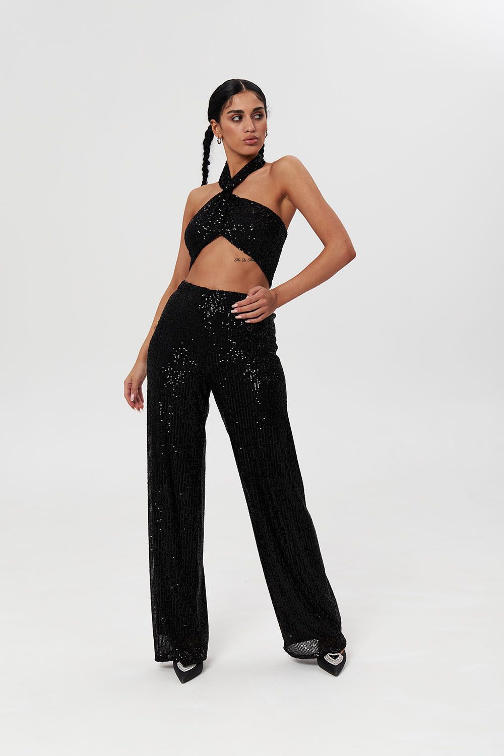 Топ из пайеток с узлом черного цвета