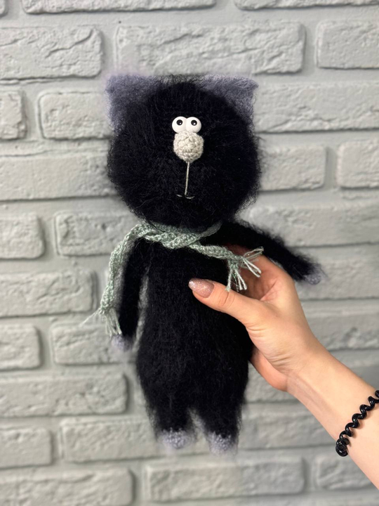 Кот пушистый вязаный большой