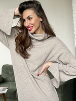 Уютное платье из плотного трикотажа с ангорой в оттенке беж