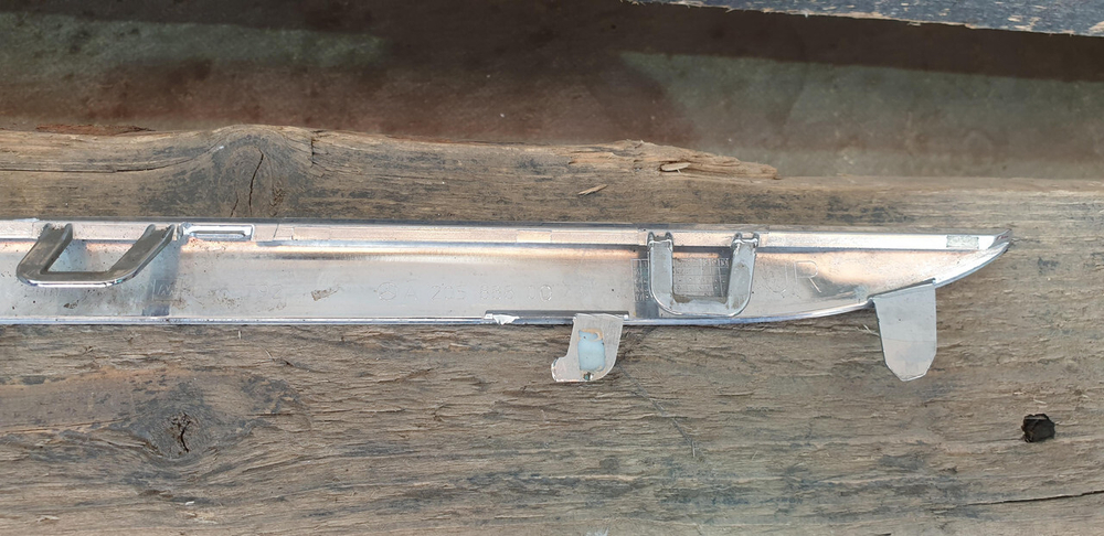 Молдинг решетки радиатора Mercedes C (W205) 14-18 Б/У Оригинал A2058880073