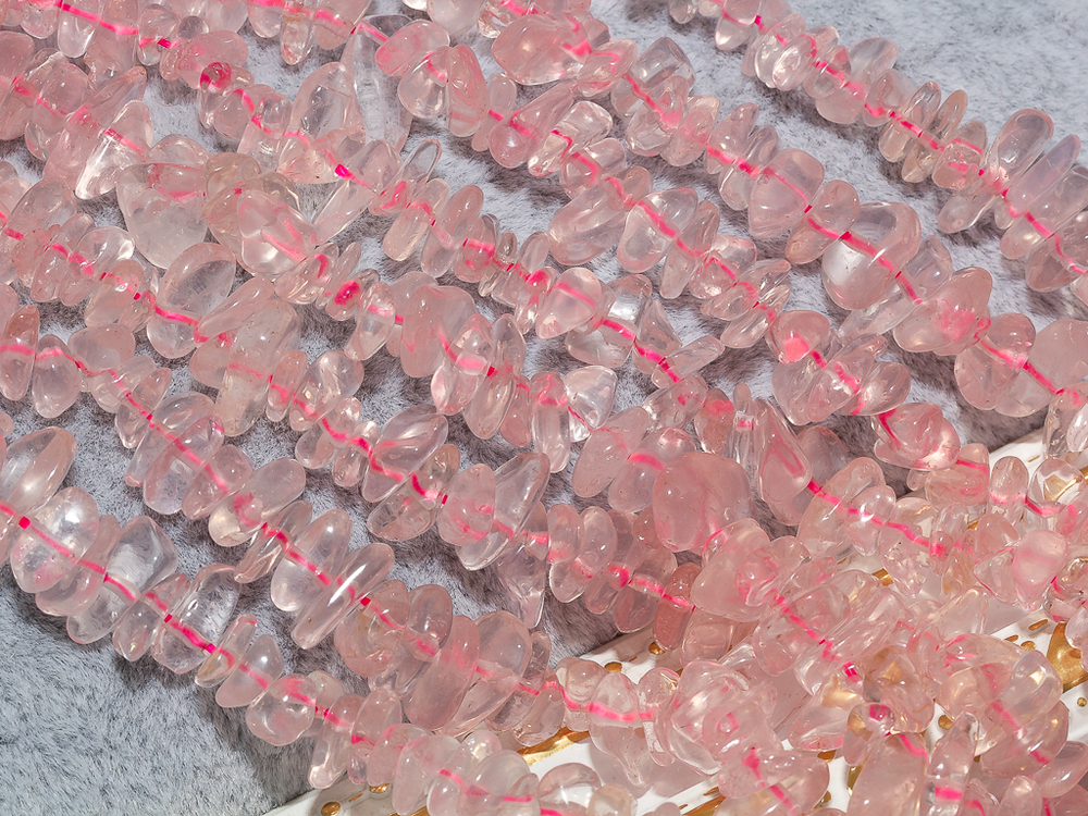 Нить бусин из розового кварца 8-11мм (галька)