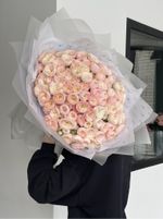 Гранд букет из нежной кустовой пионовидной розы