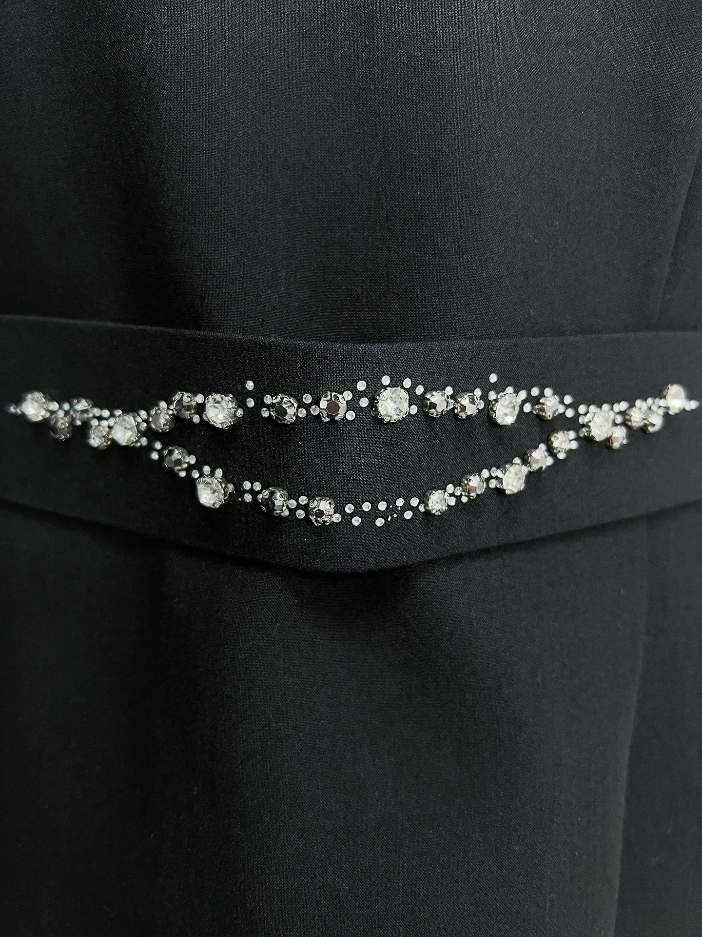 Платье Perle donna 9339 однотонное с вырезами и стразами на груди и поясом в комплекте