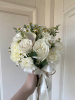 Свадебный букет из ромашки, диантусов, калл и одноголовых роз