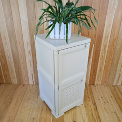 Тумба-шкаф пластиковая "УЮТ", с усиленными рёбрами жёсткости, две дверцы (верхняя сплошная, нижняя плетёная). Цвет: Бежевый с бежевыми дверцами.