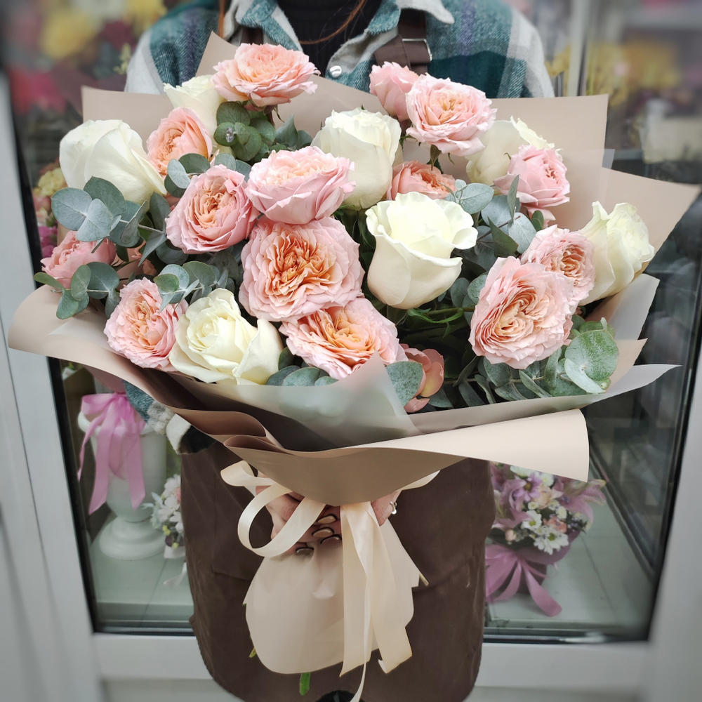 Авторский букет с кустовыми пионовидными розами "Джульетта"