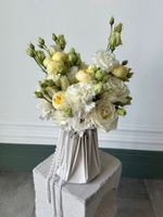 Свадебный букет из роз, белых диантусов и лизиантуса