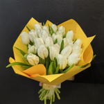 Букет из 25 белых тюльпанов в желтом оформлении