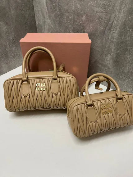Сумка MIU MIU Arcadie matelassé из кожи наппа, карамельный