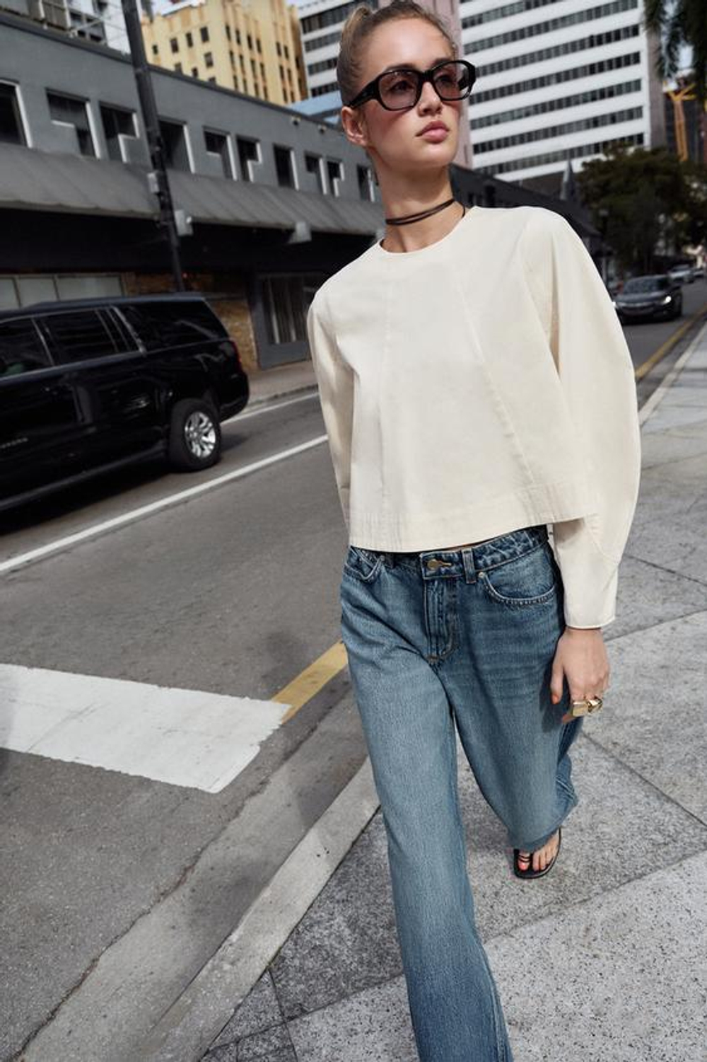 ZARA УКОРОЧЕННЫЙ ТОП С ОБЪЕМНЫМИ РУКАВАМИ, ЭКРЮ