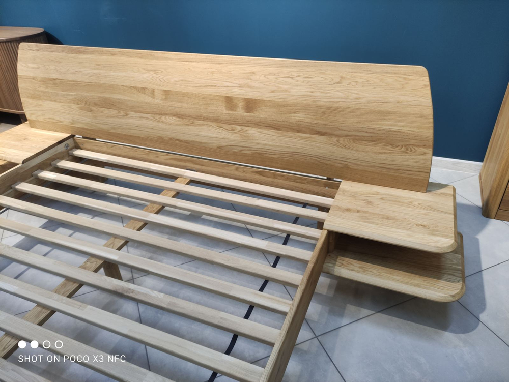 Кровать из массива дуба со встроенными полками Amandi