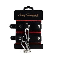 Черные наручники с красной подкладкой, строчками и скругленными ремешками