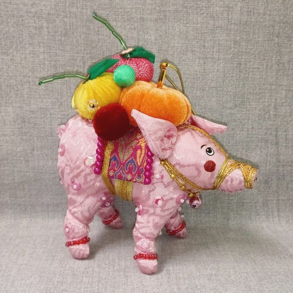 Бисерная ёлочная игрушка Свинка с фруктами