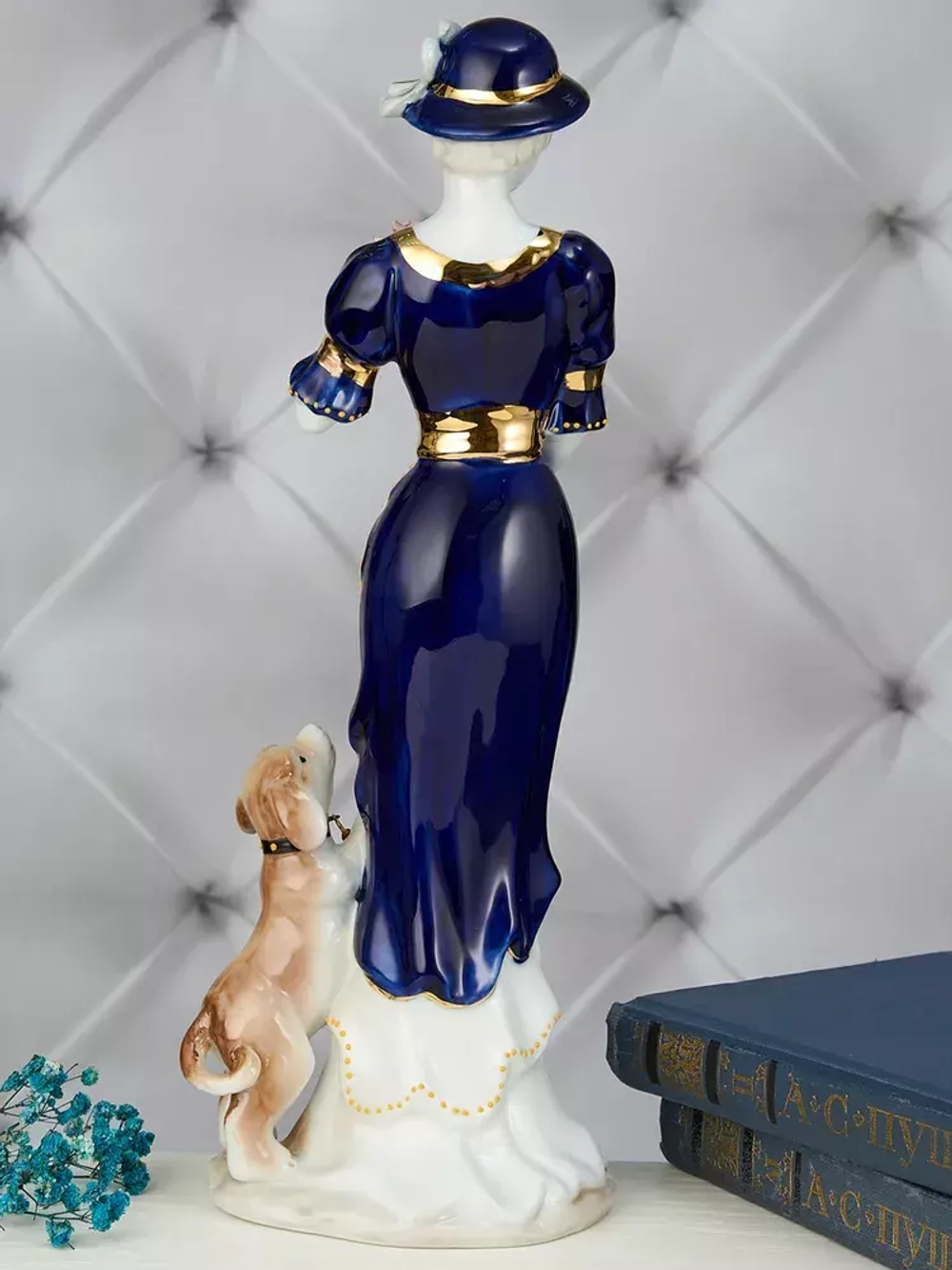 Фарфоровая статуэтка "Девушка с собачкой" YW-33389