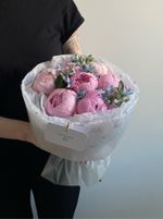 Букет 7шт нежно-розовых пионов и незабудки