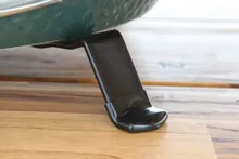 Керамический гриль Big Green Egg L Large (Большой), 46 см на столе из акации