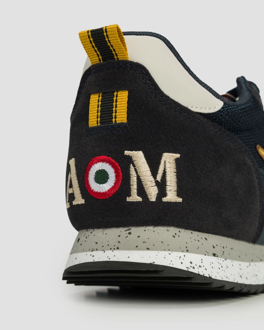 Кроссовки из текстиля