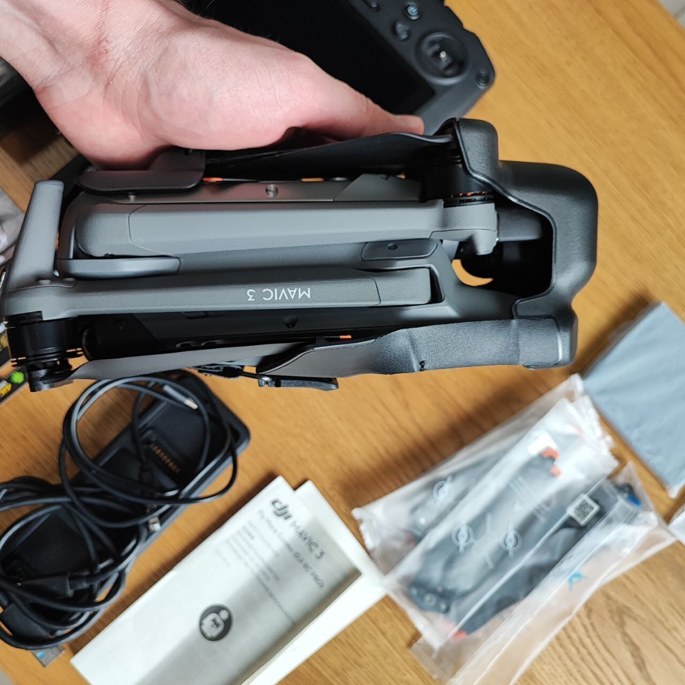 Квадрокоптер DJI Mavic 3 Fly More Combo (пульт DJI RC Pro) (уценка)