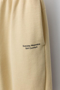 ZARA БРЮКИ-ДЖОГГЕРЫ С НАДПИСЯМИ, ЦВЕТ СЛИВОЧНОГО МАСЛА