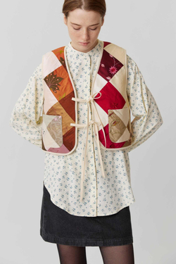 Жилет на двух завязках из шелка с мехом