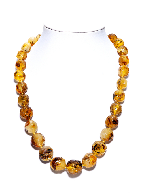 Бусы из цельного янтаря "кусанка" с включениями и молочными переливами, длина 52 см, диаметр бусин 1,5 см
