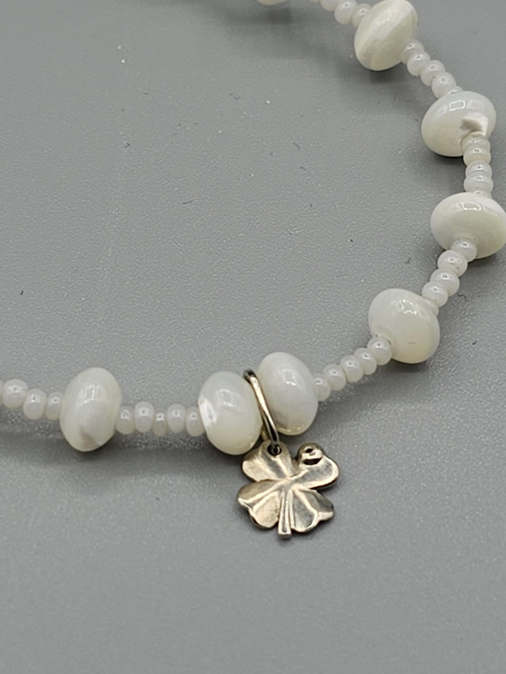 Чокер ручной работы из перламутра и бисера "На удачу"