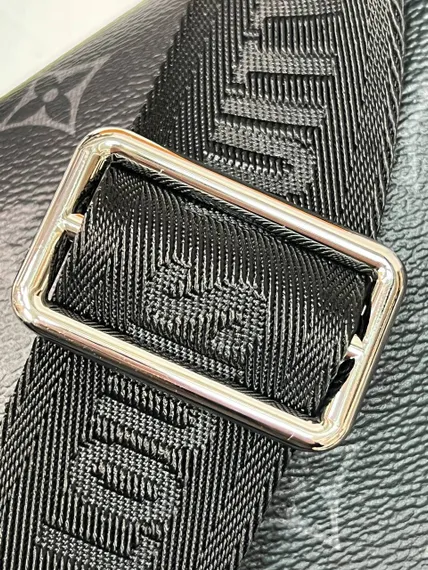 Сумка Louis Vuitton District PM Monogram Eclipse