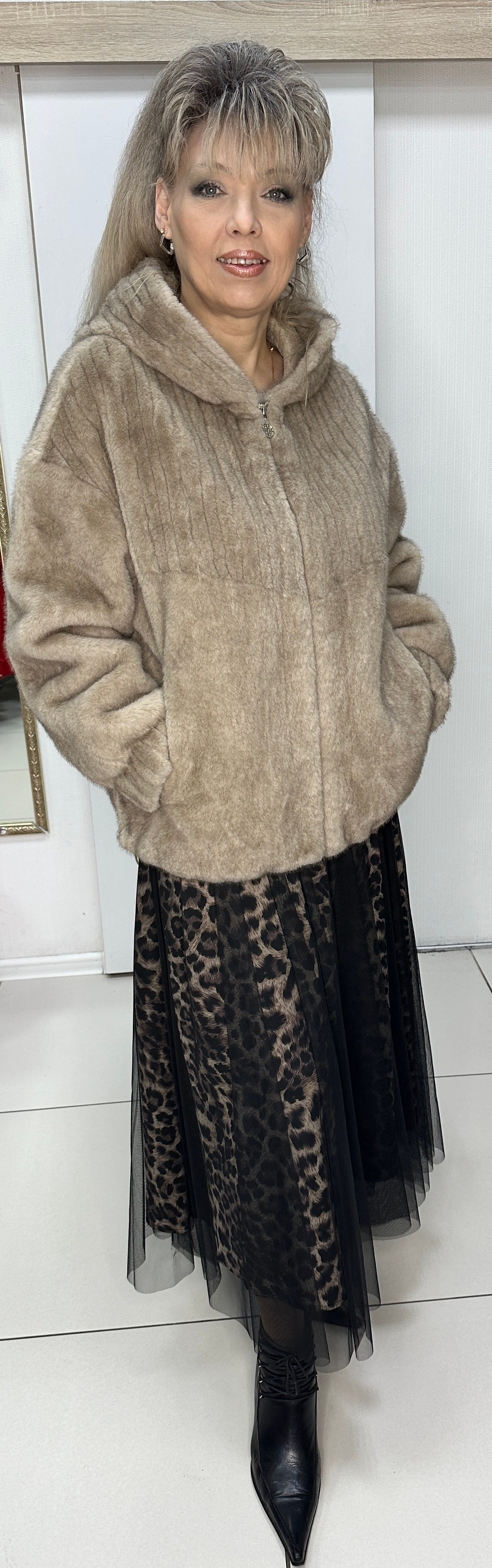 Шубка цвета капучино с капюшоном из искусственного меха