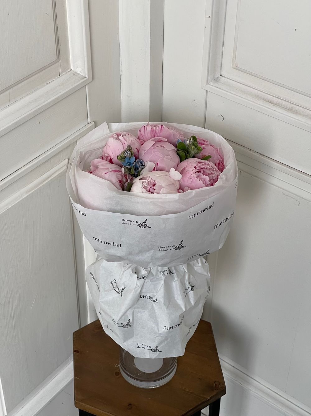 Букет 7шт розовых пионов с незабудками