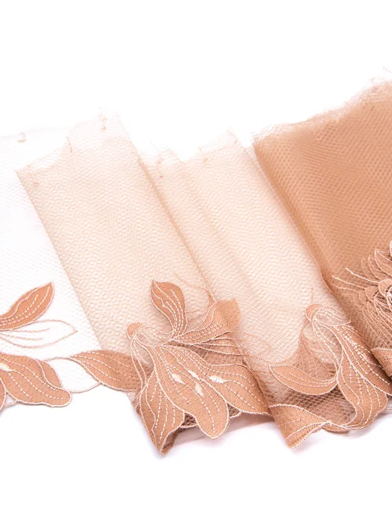 05-133 Вышивка на неэл. сетке 18 см, телесный/бежевый (правая)