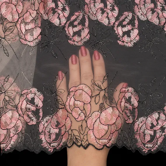 Вышивка на сетке телесная/розы 26 см