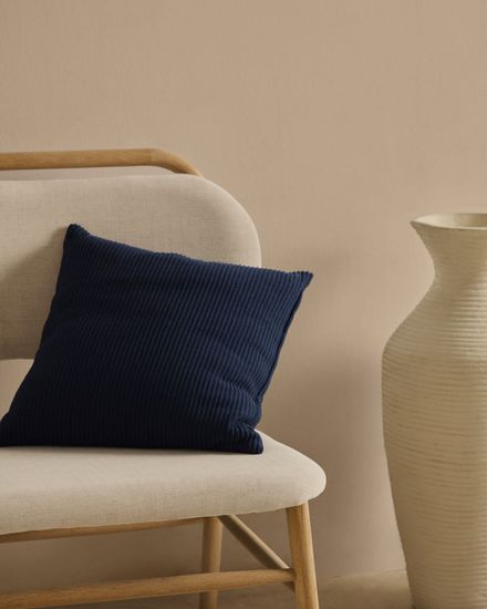 Кресло Helda из бежевого шенилла и массива дуба Испания La Forma