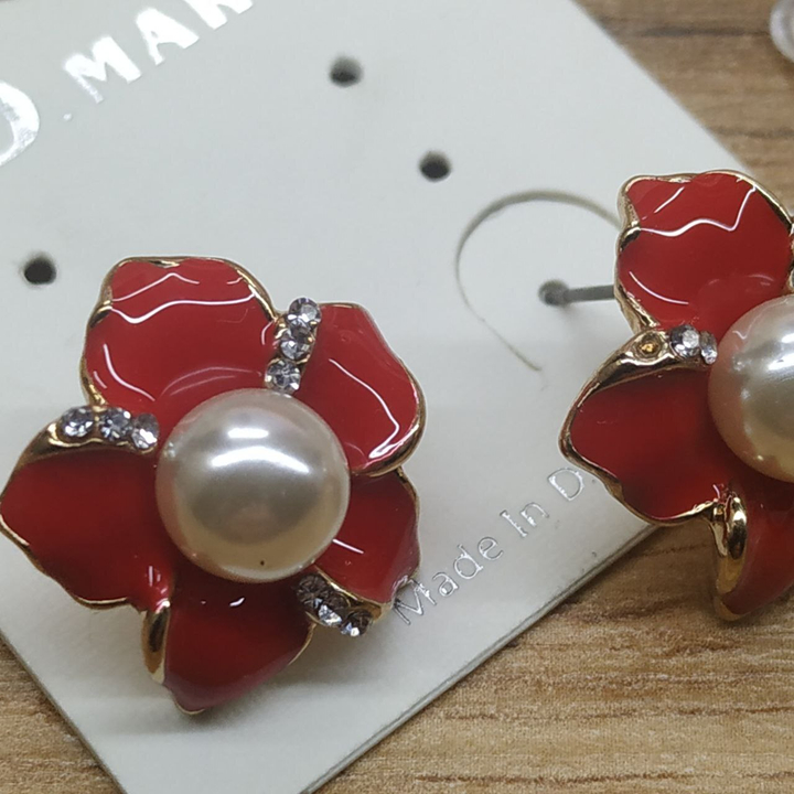 Серьги-гвоздики Цветок пятилистник с жемчужинкой стразы эмаль красная металл золотистый