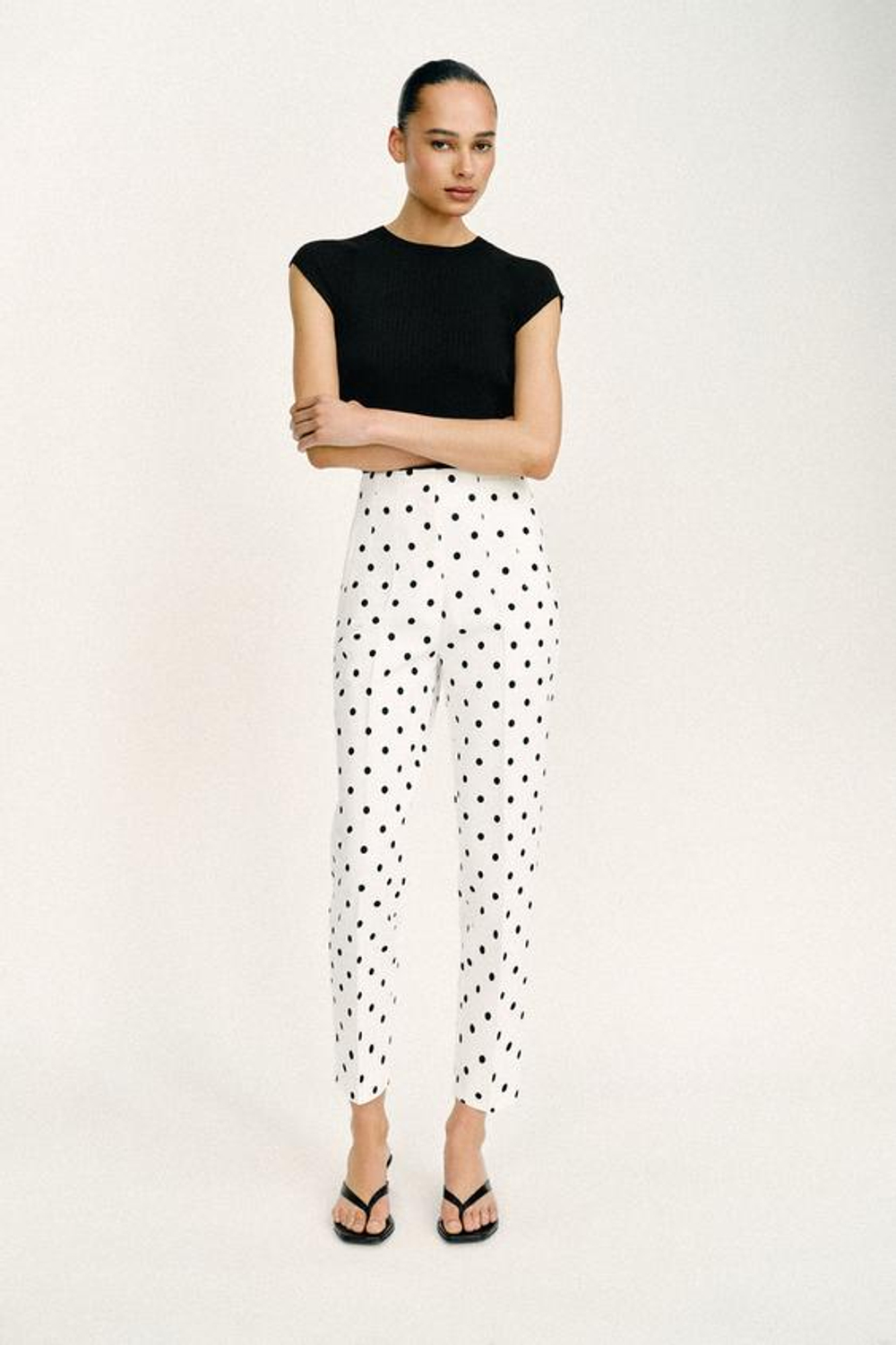 ZARA УКОРОЧЕННЫЕ БРЮКИ В ГОРОШЕК С ВЫСОКОЙ ПОСАДКОЙ, БЕЛЫЙ/ЧЕРНЫЙ