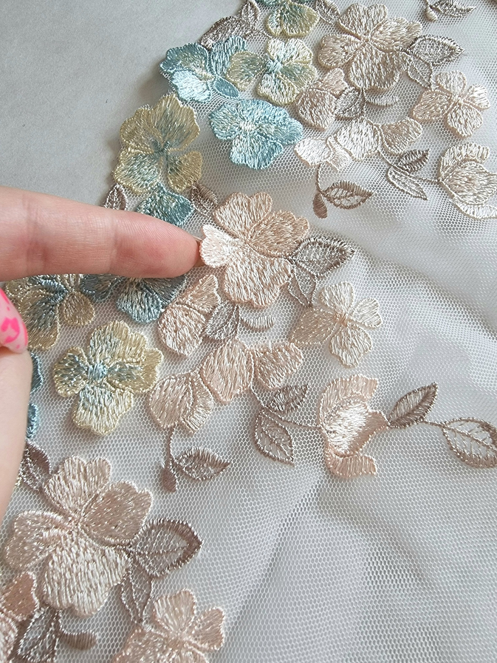 Вышивка на сетке нежные цветы на белом К200 левая