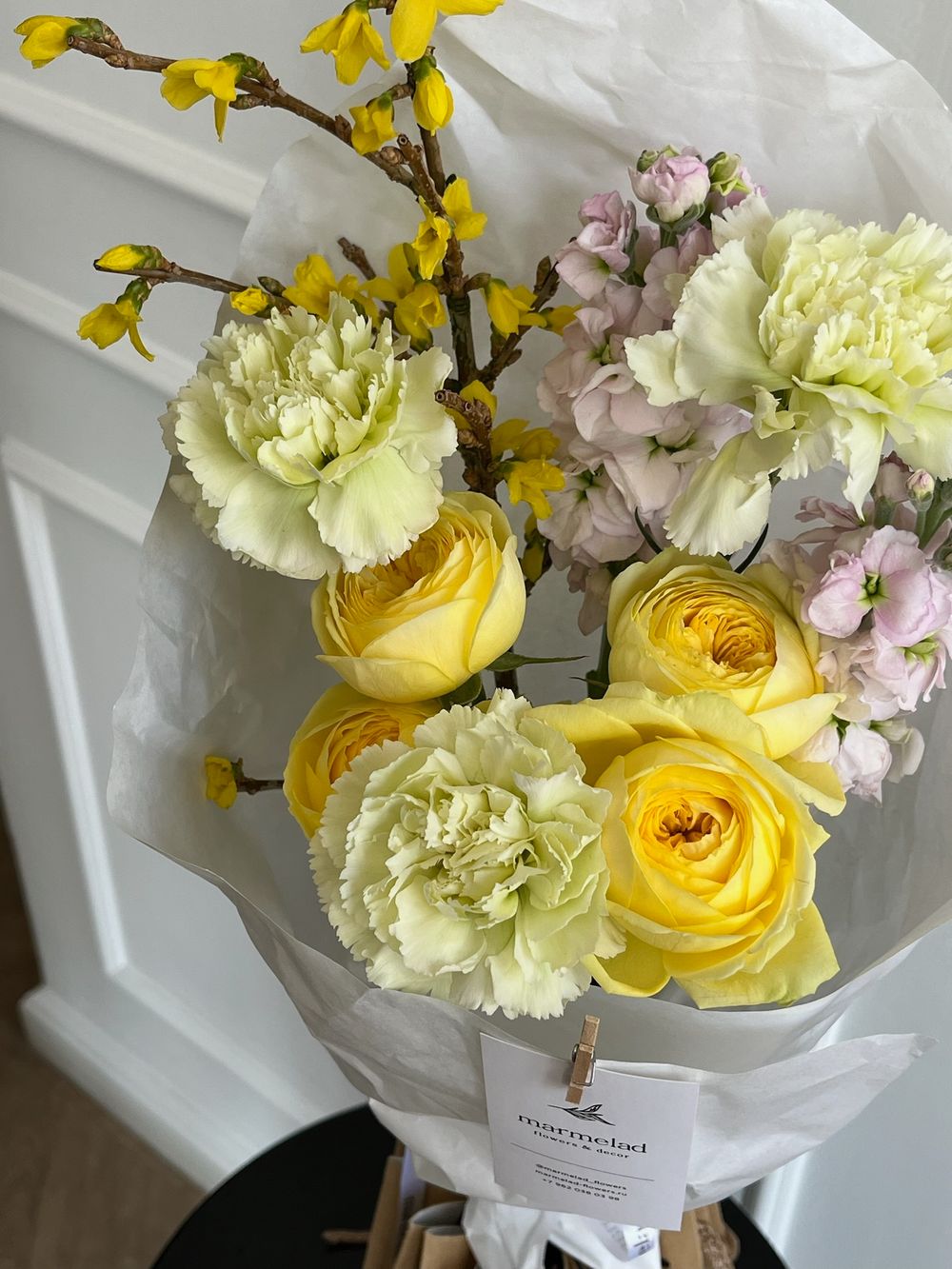 Кулек сборный из кустовых пионовидных роз, диантусов и веток форзиции