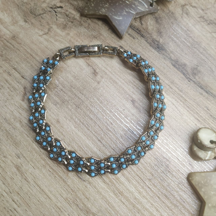 Браслет Vogue Ромбик цветочек в 3 ряда 12 мм бусинки голубые металл золотистый на красном бархате