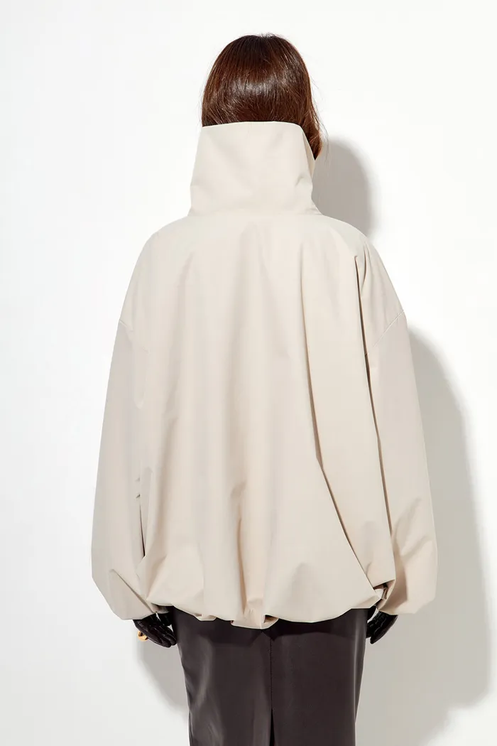 Ветровка О-силуэта с высоким воротом цвета экрю