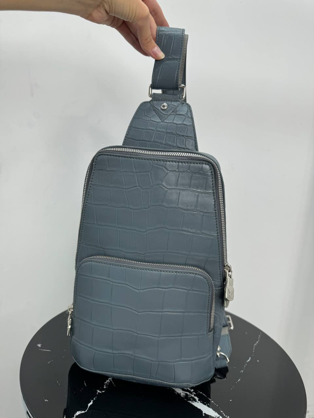 Сумка-слинг Louis Vuitton из кожи крокодила