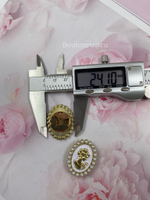 Накладка на пуговицу "Девушка" золотистая с белой эмалью и жемчугом